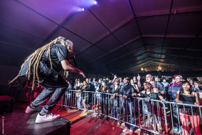 Junior Tshaka devant le public fleurisan de Trouble A. (Photo: Jonathan Vallat)