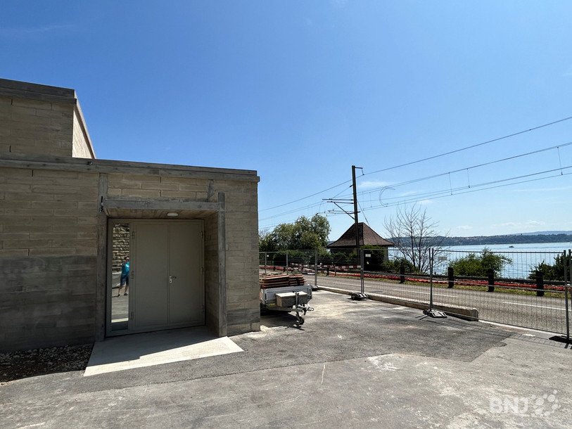 La nouvelle station de pompage se situe à quelques mètres de l'ancienne , à droite de la chaussée.