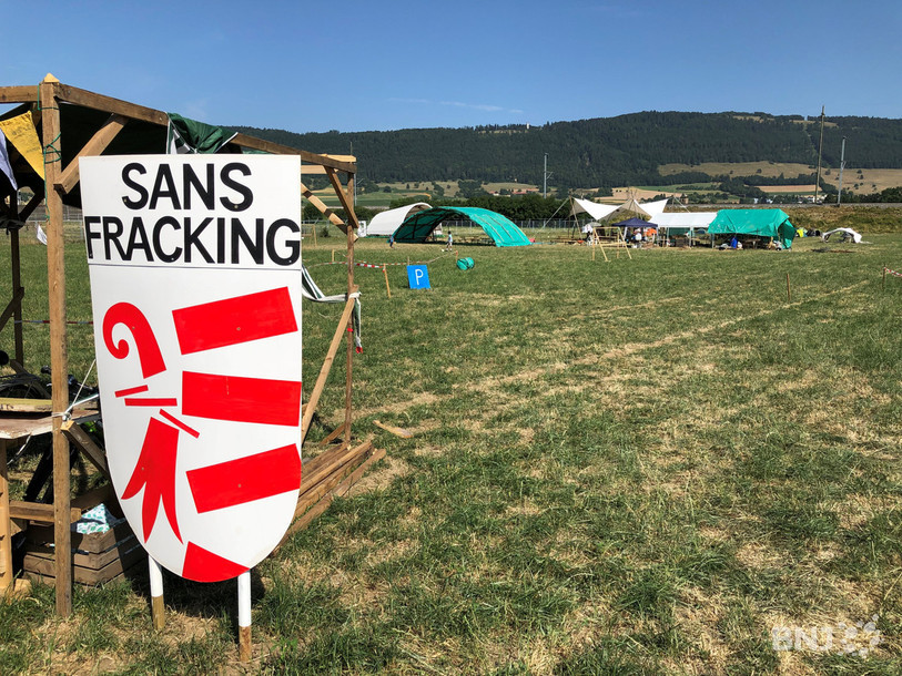 Entre une dizaine et une vingtaine d'opposants sont régulièrement présents au camping qui jouxte le site du projet de géothermie profonde.