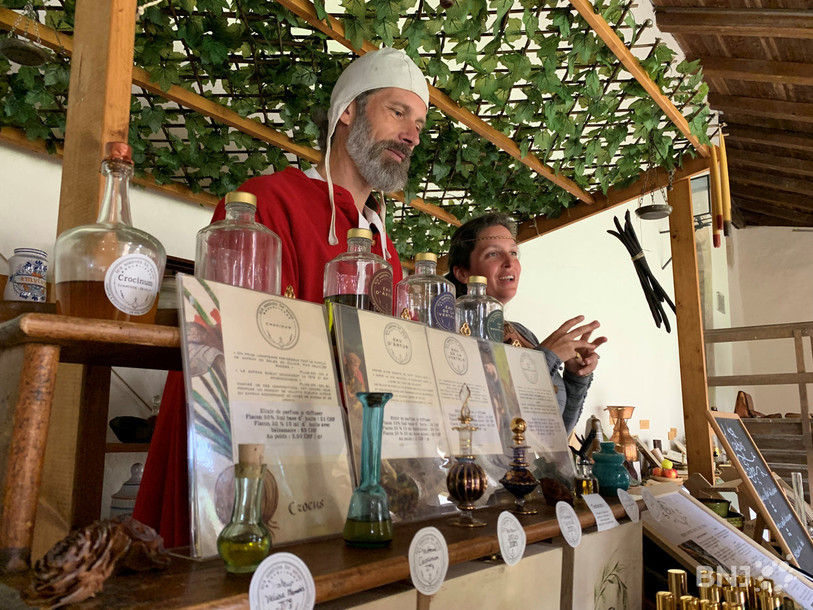 Les parfums aux odeurs médiévales des Jardins de Sève ont embaumé le cloître à St-Ursanne.