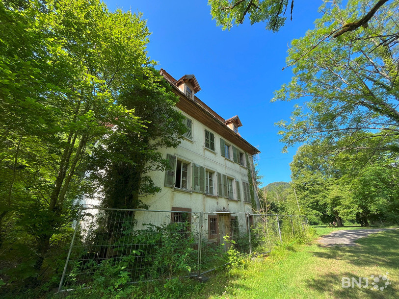 L'ancienne maison de maître à Bellefontaine, entre St-Ursanne et Ocourt, est laissée à l'abandon.