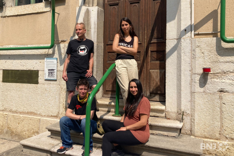 Une partie du comité d'organisation des Rencontres Internationales anti-autoritaires devant l'Espace Noir à St-Imier.