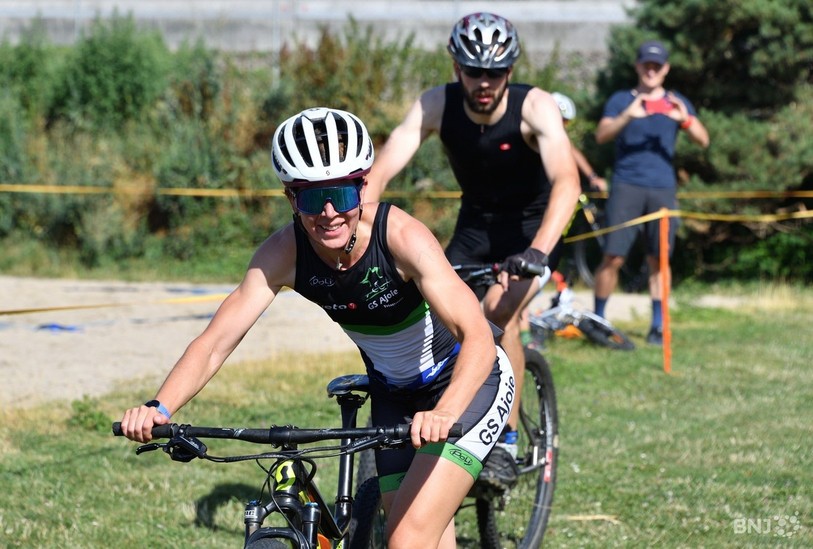 Les triathlètes de notre région (ici Sarah Schaffter lors du triathlon de La Neuveville) se remettent en selle ce week-end. (Photo : archives Georges Henz)