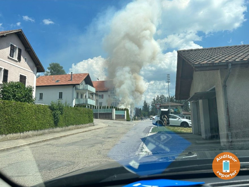 Une haie a pris feu à Tramelan ce mardi. 