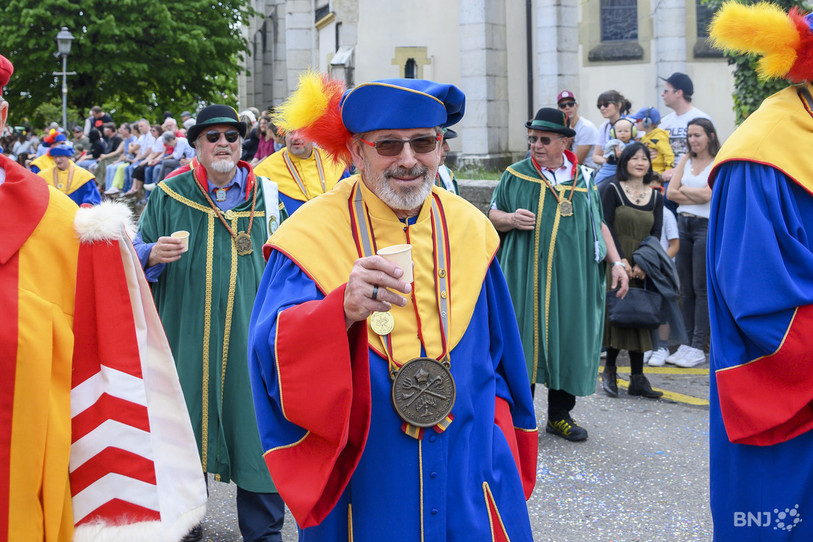 Différentes confréries défilent à l'occasion de la Fête du vin nouveau de Cressier. Ici, lors de l'édition 2022. (Photo: Bertrand Pfaff)