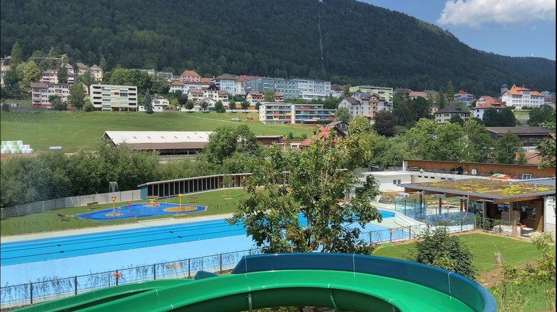 La piscine en plein air de St-Imier sera à nouveau accessible au public, après des retards dans les travaux de rénovation. (Photo : Municipalité de St-Imier)