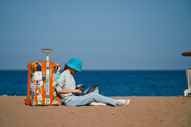La loi suisse contient peu de dispositions légales quant au fait de contacter un employé lors de ses vacances. (Photo d'illustration libre de droits)