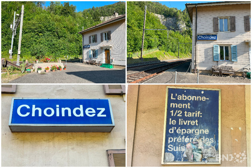 Des affiches et enseignes, vestiges de sa première fonction, parent encore le bâtiment aujourd’hui.