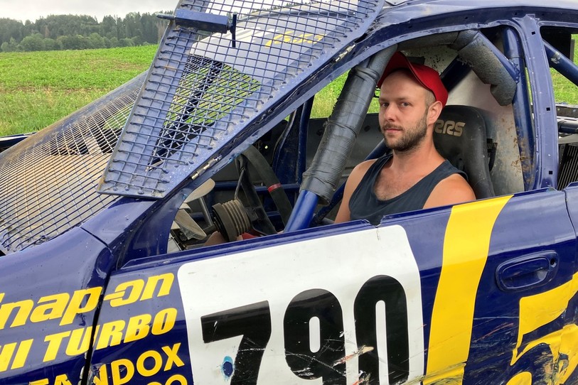 Marc Veya au volant de sa Subaru 4x4.