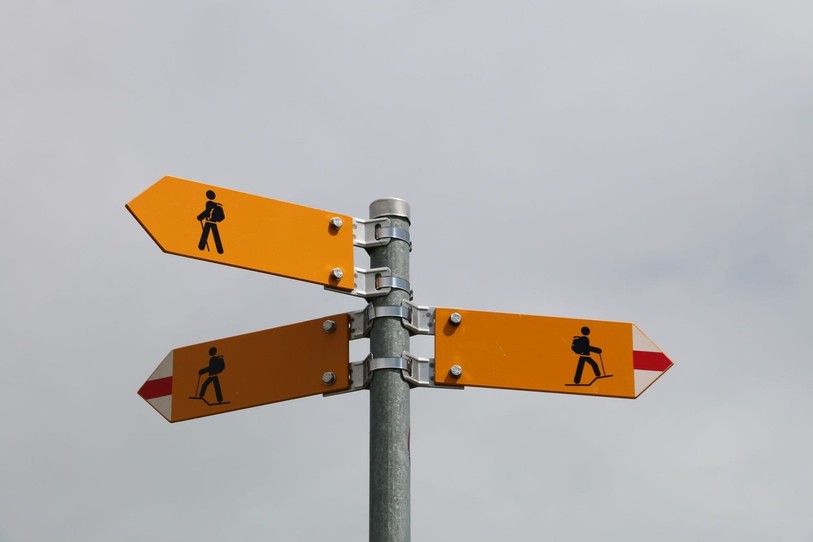 La différence entre la signalisation des randonnées pédestres (uniquement jaune) et celles de montagne (avec pointe blanc-rouge-blanc) est encore trop méconnue. (Photo : Neuchâtel Rando) La différence entre la signalisation des randonnées pédestres (uniquement jaune) et celles de montagne (avec pointe blanc-rouge-blanc) est encore trop méconnue. (Photo : Neuchâtel Rando)