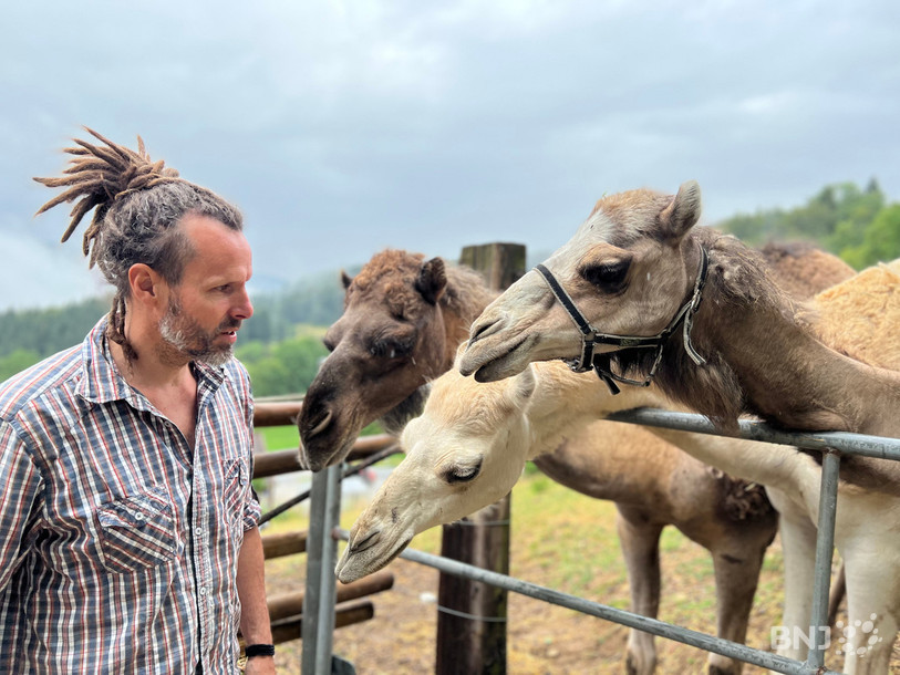 Stève Lauber aux côtés de Samantha, Star et Sharina.