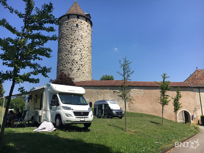 Les camping-cars stationnent aux abords du château de Porrentruy. 