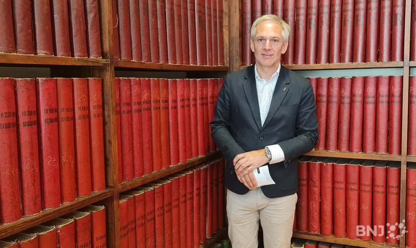 Daniel Hug, responsable du musée et des archives de la marque Longines, dans la salle des registres anciens.