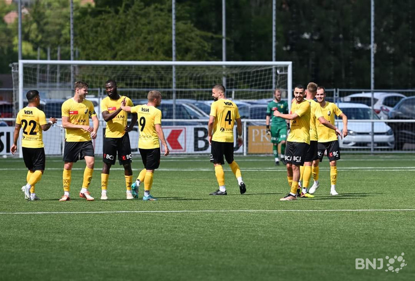 Guy Tapé, 3e depuis la gauche, a eu l'occasion de faire ses preuves lors du premier match amical disputé par les SRD (photo : Georges Henz).