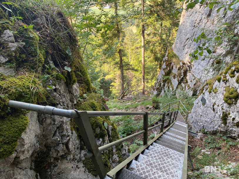 Les échelles de Graitery, succession de trois escaliers métalliques à flanc de falaise.