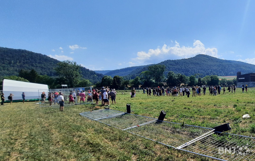 Les opposants ont forcé les barrières pour pénétrer sur le site. (Photo : archives)