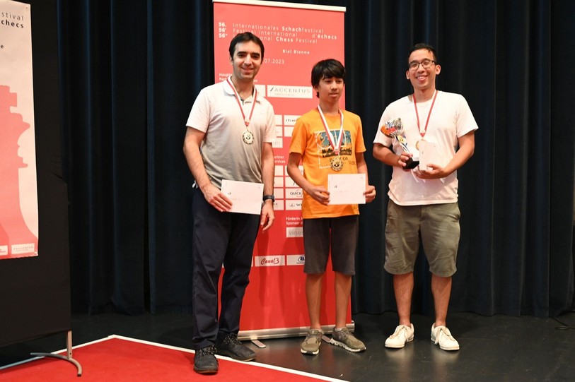 L'Américain Eric Rosen, l'Ukrainien Teimur Toktomushev et le Suisse Simon Schweizer (de gauche à droite) se sont hissés sur le podium du championnat suisse de la discipline Fischer. (Photo : Festival d'échecs de Bienne)