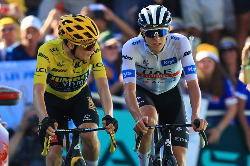 Dix secondes séparent Jonas Vingegaard (en jaune) et Tadej Pogaçar avant la dernière semaine. (Photo : EPA/MARTIN DIVISEK)