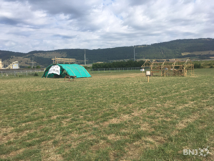 Les campeurs ont quitté le champ qui jouxte celui destiné à abriter le projet de géothermie profonde mais ont laissé quelques équipements sur place.