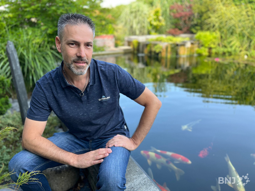 Romain Frossard au bord de sa piscine naturelle... dans laquelle ses enfants n'hésitent pas à se baigner !