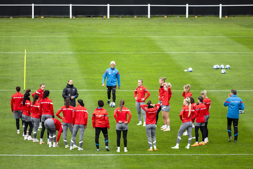 L'équipe de Suisse féminine peaufine sa préparation en Nouvelle-Zélande avec le Jurassien Michel Kohler (à droite, en bleu) à quelques heures du coup d'envoi de la Coupe du monde (photo : KEYSTONE/Michael Buholzer).