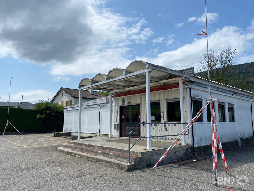 Les vétustes containers qui accueillaient le magasin Denner seront remplacés par un bâtiment en dur. 