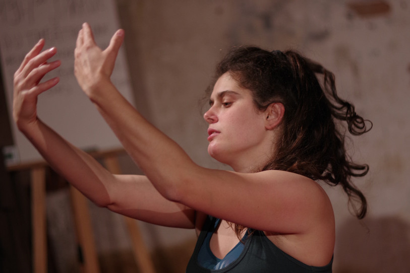 Koso Morina joue sa pièce « Koso-War » jusqu'au 29 juillet au festival Off d'Avignon (photo : Guillaume Fragonard).