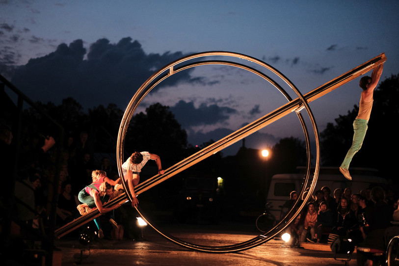La troupe suisse alémanique du cirque FahrAwaY se produira devant la Brasserie BFM à trois reprises durant le week-end : le vendredi 21 juillet, le samedi 22 juillet et le dimanche 23 juillet. (Photo : cirque FahrAwaY)