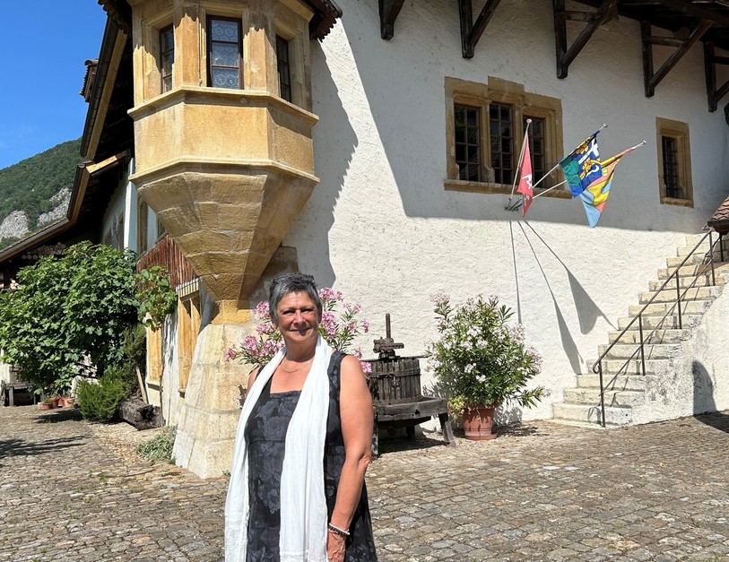 Heidi Lüdi, conservatrice du musée, devant le bâtiment dont la tourelle, en pierres jaunes, contenait des trésors à l'époque.