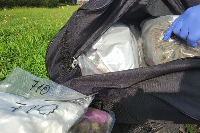 Les stupéfiants se trouvaient dans un sac qui avait été placé dans le coffre.
(Photo : Douanes françaises).