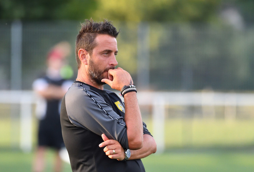 L'entraîneur des SR Delémont Anthony Sirufo retrouvera son ancienne équipe du FC Bienne samedi à la Tissot Arena (photo : Georges Henz).