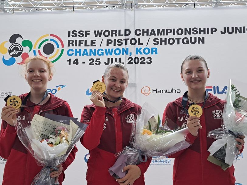 Audrey Gogniat (à gauche aux côtés des sœurs Vivien et Emely Jäggi) ramène de l'or dans le Jura (photo : Swiss Shooting).