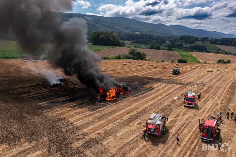 Une machine agricole a pris feu sur les hauteurs de Courtételle ce jeudi en début d'après-midi.