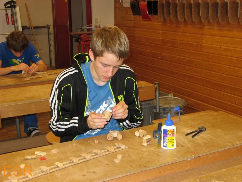 Un jeune en plein travail sur du matériel de récupération