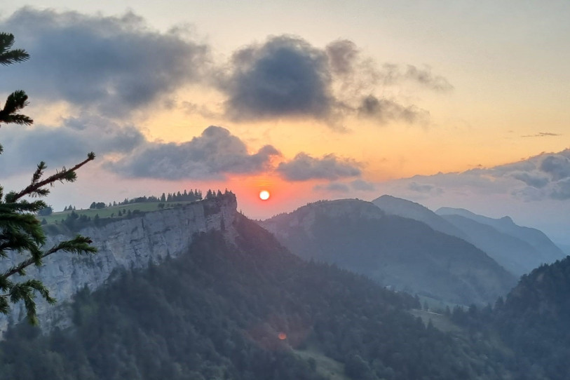 La montagne de Granges, le long des Crêtes du Jura, offre une magnifique vue, particulièrement à l'aurore.