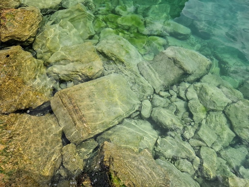 Pierres tombales retrouvées dans le lac à Auvernier. 