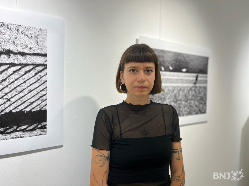 Sophie Burri expose une vingtaine de photos de rue et d'édifices à la galerie de la FARB.