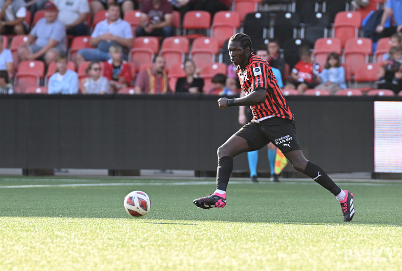 Fabrice N'sakala et ses coéquipiers de Neuchâtel Xamax, veulent faire oublier leur dernière déconvenue à Vaduz. (Photo: Georges Henz).