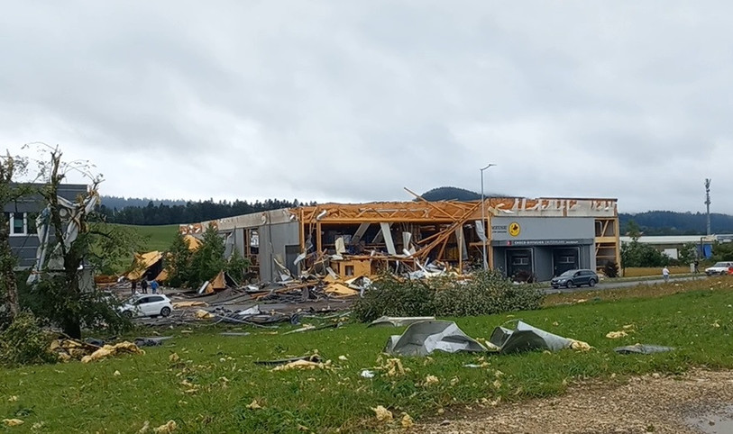 Les bâtiments entre La Chaux-de-Fonds et Le Locle ont été touchées par la tempête. (Photo: Auditeur reporter)