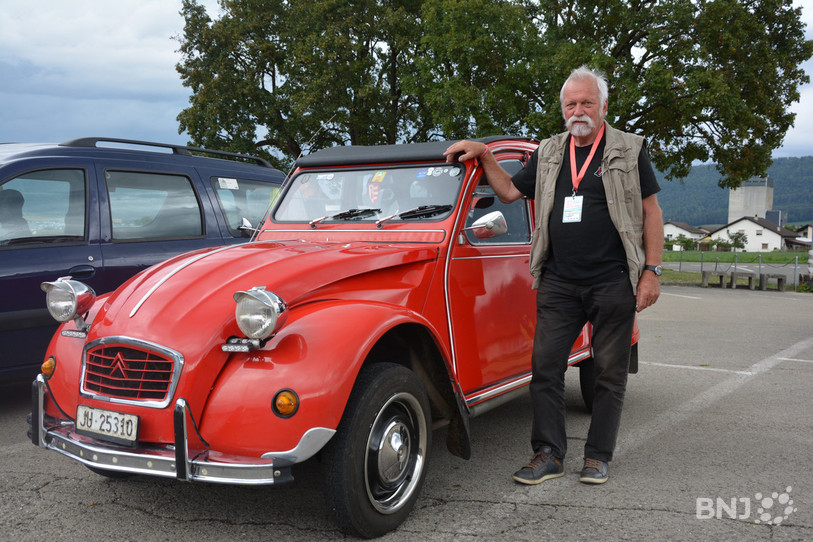 Daniel Hubleur, président du 2CV club Jura, pose aux côtés de sa voiture,