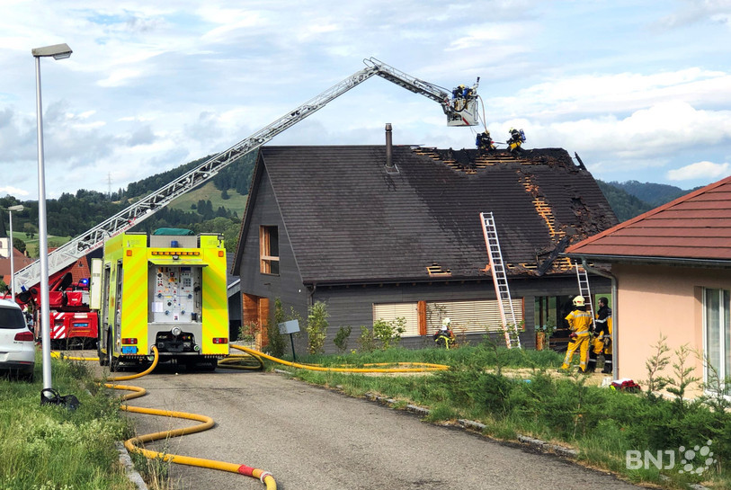 Les pompiers sont intervenus pour circonscrire le sinistre qui a fortement endommagé la toiture du bâtiment.