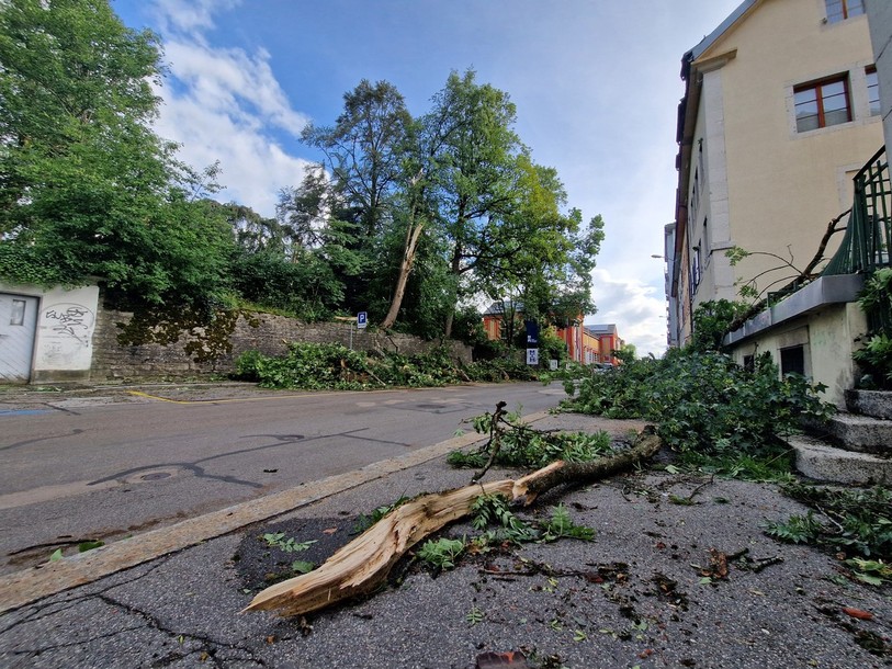 Les travaux de déblaiement des rues ont repris ce mardi matin à La Chaux-de-Fonds, 24 heures après la tempête.