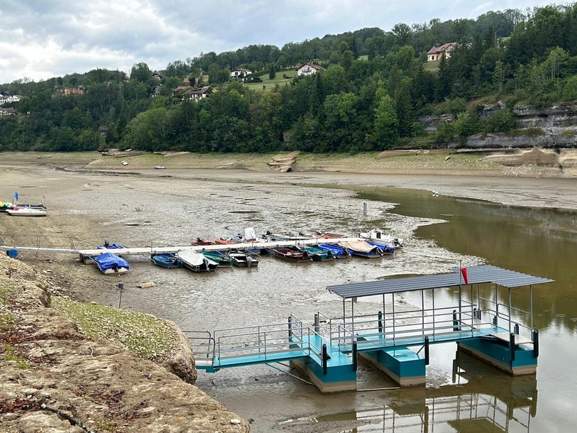 Ce n'est pas la première fois que le lac des Brenets fait face à un manque d'eau, comme ici en 2023 (Photo : Archive - Navigation sur le Lac des Brenets)