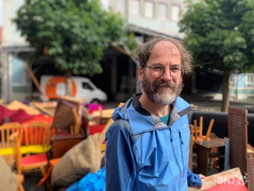 Hugues Houmard, directeur de la Plage, devant le matériel de décoration qui attend de pouvoir être installé.