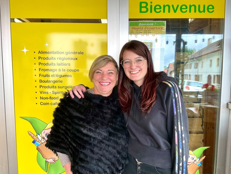 Danièle Chevalier (« La Danièle », à gauche) passe le flambeau à son ancienne apprentie Noémie Erb (à droite). Le nouveau magasin s’appellera « Au petit moulin ».