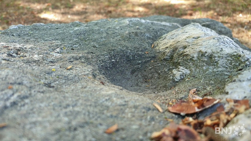 Les cupules que l’on trouve sur ces rochers ont été creusées par l’homme, mais leur utilisation reste, encore aujourd’hui, un mystère.