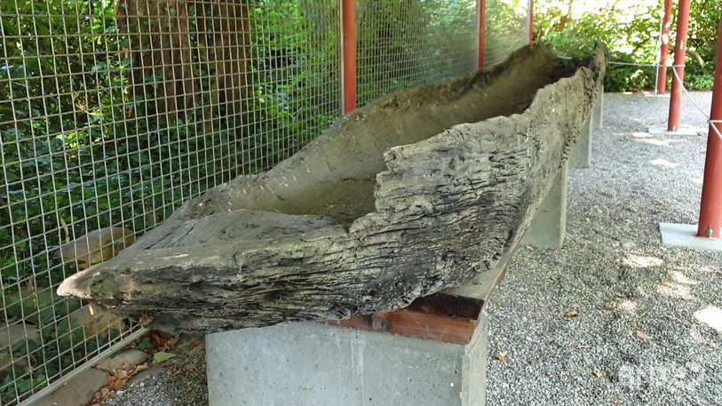 Cette pirogue est badigeonnée d’une substance à base de goudron qui dégage une forte odeur. Cela permet de la conserver.