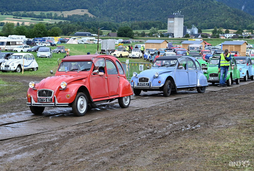 Des milliers de 2CV sont arrivées entre Vicques et Courrendlin ce mardi. (Photo : Georges Henz)