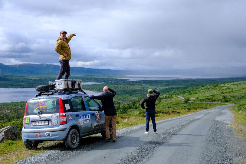 La « Team Chocolads » à la recherche d'un Poles of inconveniences (un point GPS égaré) à Jotunheimvegen au sud du parc de Jotunheim en Norvège du sud. (Crédit photo : Team Chocolads).
