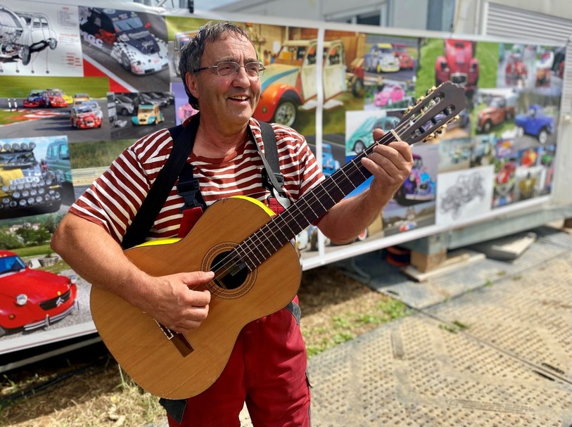 Le Bel Hubert était en concert à la 24e Rencontre mondiale des amis de la 2CV jeudi.